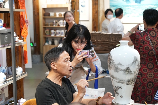 韩国网红博主郑智恩观看技师在瓷器上作画 摄影 高迈