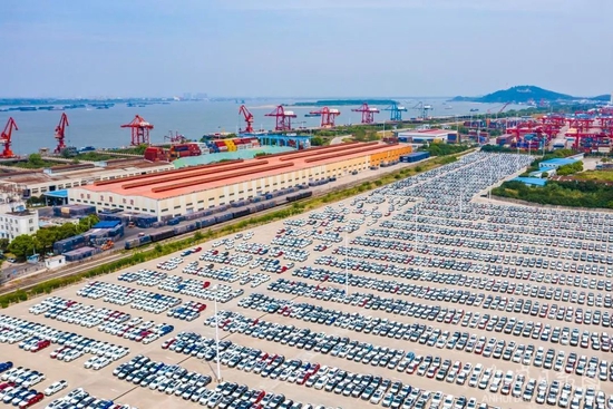 即将出口海外的奇瑞汽车整齐地停放在芜湖港某物流公司的场地上。