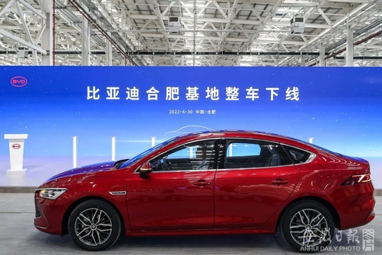 2022年6月30日上午,位于长丰(双凤)经济开发区下塘产业园的比亚迪合肥基地项目一期,迎来整车下线的标志性时刻。