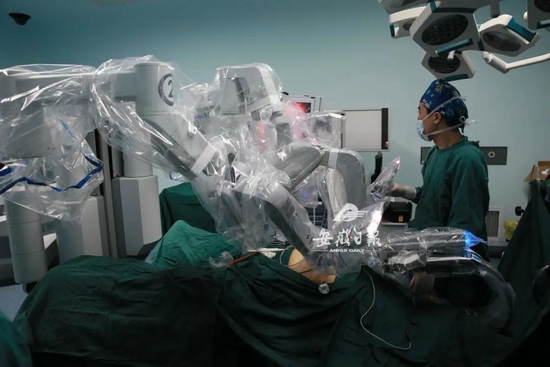 安徽医科大学第一附属医院手术室内，“达芬奇”手术机器人为患者实施手术。