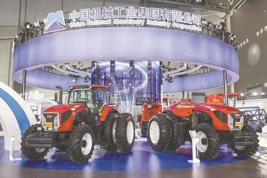 中国机械工业集团展示的东方红拖拉机。 记者 范柏文 摄