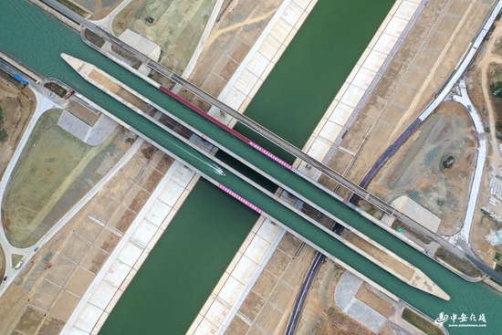  俯瞰船舶穿行在引江济淮淠河总干渠钢渡槽