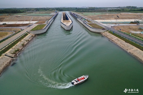一艘7米长的船舶缓缓驶过引江济淮淠河总干渠钢渡槽