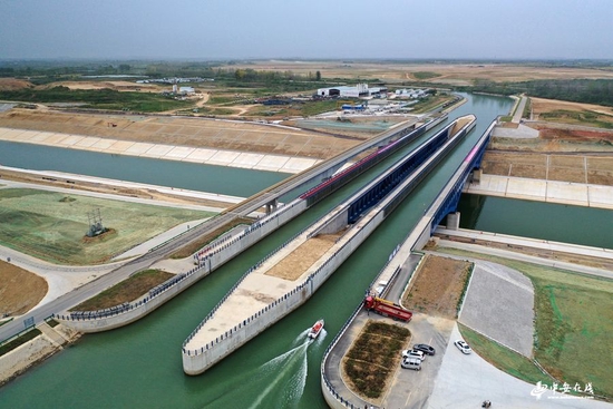  一艘7米长的船舶缓缓驶过引江济淮淠河总干渠钢渡槽