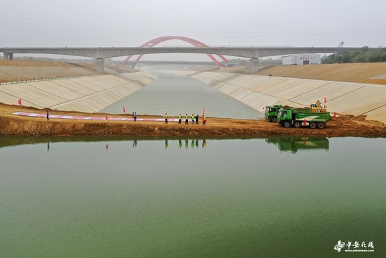  俯瞰河道江水与河道雨水在围堰两侧落差5米之多