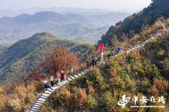 市民在参加全民健身运动会登山活动