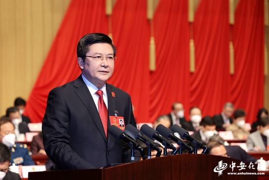 大会听取省高级人民法院代理院长田云鹏作的《安徽省高级人民法院工作报告》。(记者 刘炜鑫 刘玉才 摄)