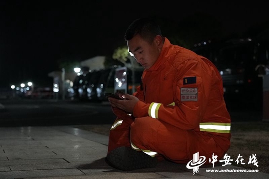 呼伦贝尔市森林消防支队鄂温克旗大队十五中队灭火救援班一班副班长沙华华与家人视频通话