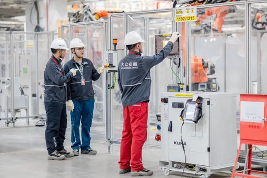 在大众安徽MEB工厂车身车间内，研发人员正在监测设备运行状态。全媒体记者 张正朋 摄