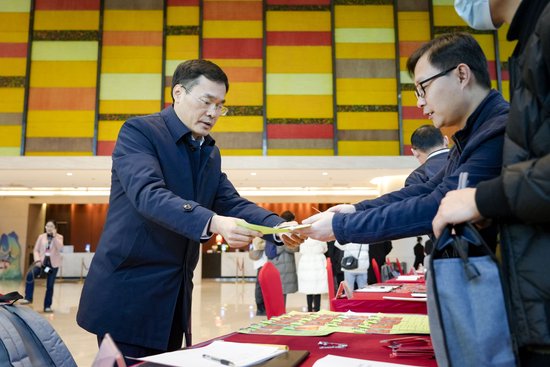 委员们以饱满的热情向大会报到,开启履职尽责新征程。