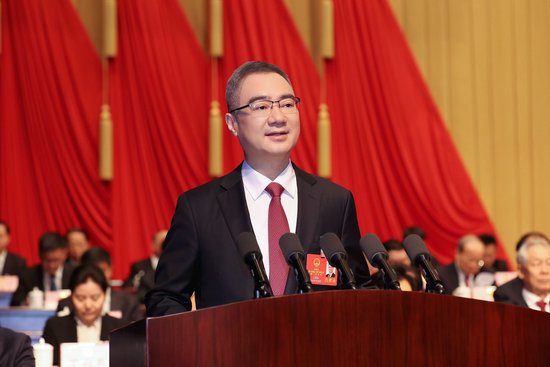 省长王清宪代表安徽省人民政府向大会作《政府工作报告》。（刘炜鑫摄）