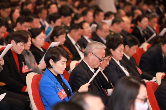 代表委员认真听取政府工作报告。(刘职伟 符秀云摄)