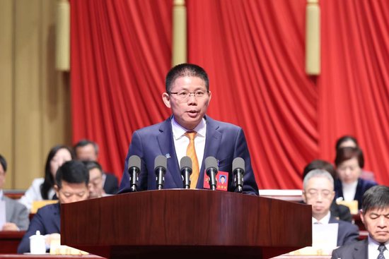 吴成月委员代表省工商联作首个大会发言,把广大民营企业家心声带上两会