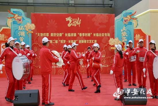 镇老年大学的欢乐锣鼓,将活动推向了高潮。