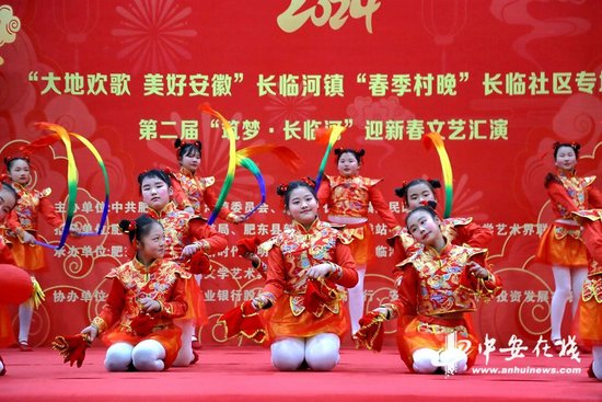 舞蹈表演《中国范》，传递着人们对美好生活的期待和祝愿。