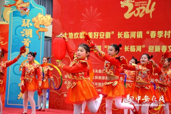 舞蹈表演《中国范》，传递着人们对美好生活的期待和祝愿。