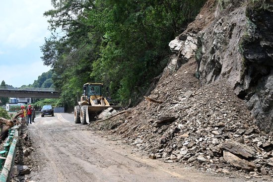 6月21日,在歙县徽城镇南屏村,工作人员在清理道路。新华社记者黄博涵 摄