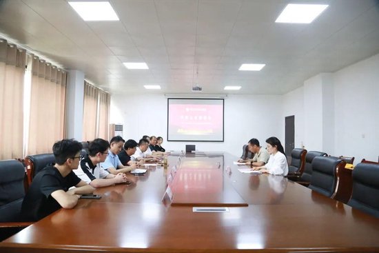 学校举行见义勇为表彰仪式