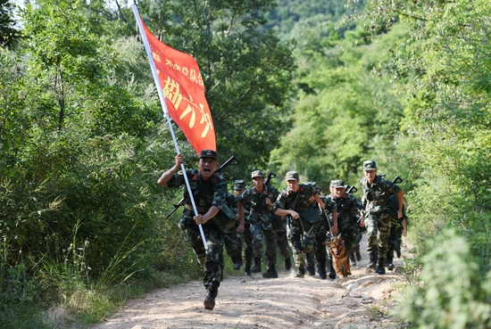 安徽合肥，武警合肥支队执勤六中队官兵在烈日下进行山地五公里武装越野。