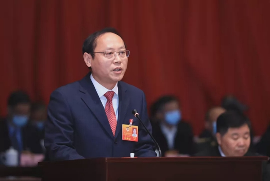 吴灵强代表政协第七届黄山市委员会常务委员会作提案工作报告。