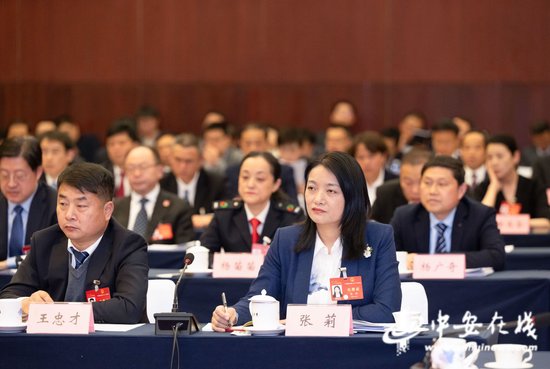 安徽代表团女代表参加团组会议