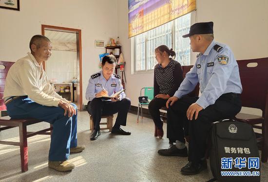 10月20日,庐镇派出所干警上门了解群众诉求。新华网发(王可海 摄)