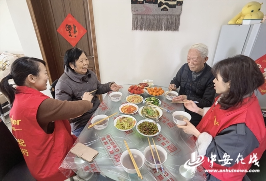  陪空巢老人度过了一个别样的元宵佳节