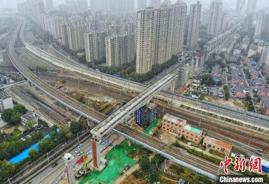  中铁上海工程局承建的芜湖轨道交通2号线转体梁完成转体。刘鸿鹤 摄