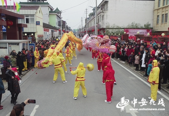  舞龙踩街闹元宵