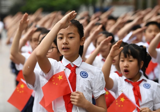 合肥市六安路小学学生在大课间唱响《没有共产党就没有新中国》。