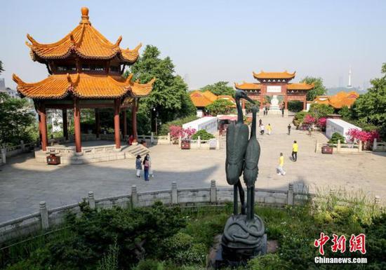 游客在黄鹤楼景区游园赏春。 中新社记者 张畅 摄