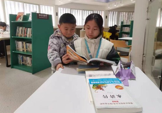 城市阅读空间内，孩子们利用假期阅读课外书籍