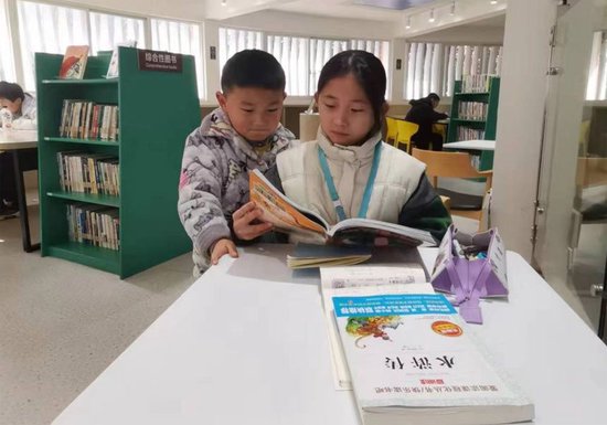 城市阅读空间内,孩子们利用假期阅读课外书籍