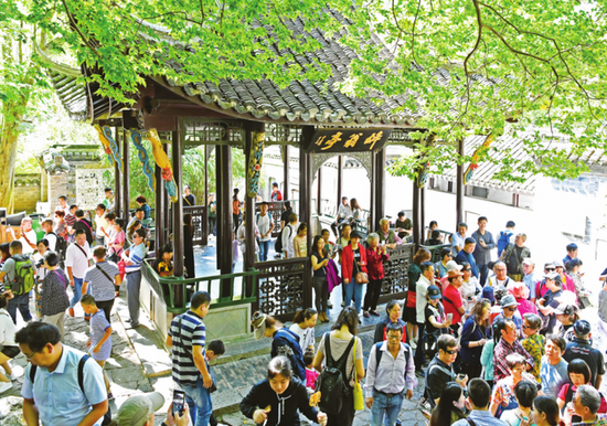 10月2日,大量游客进入琅琊山醉翁亭景点探古访幽,登山赏景。记者计成军摄