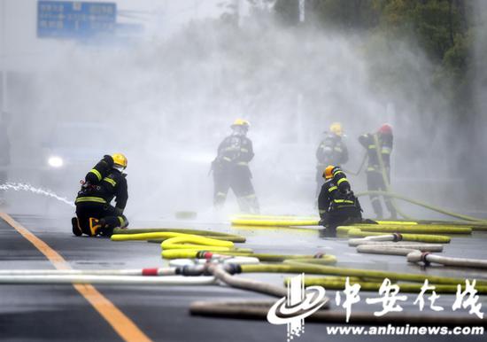 消防员雨中“速度与激情” 合肥消防业务大比拼