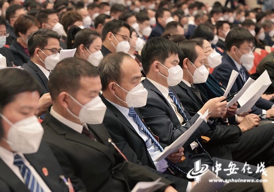 代表们认真听取报告。(记者 刘玉才 刘炜鑫 摄)