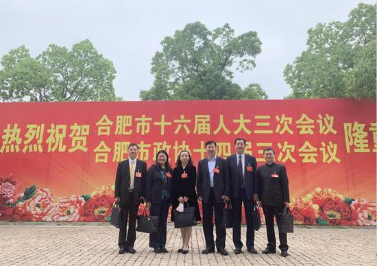 (部分律师政协委员合影)