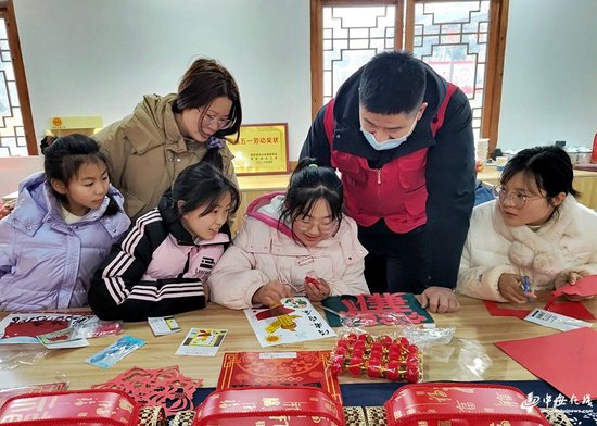 2024年2月2日，孩子们在安徽省合肥市肥东县众兴乡先锋农场拼年画。