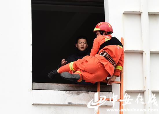 消防员雨中“速度与激情” 合肥消防业务大比拼