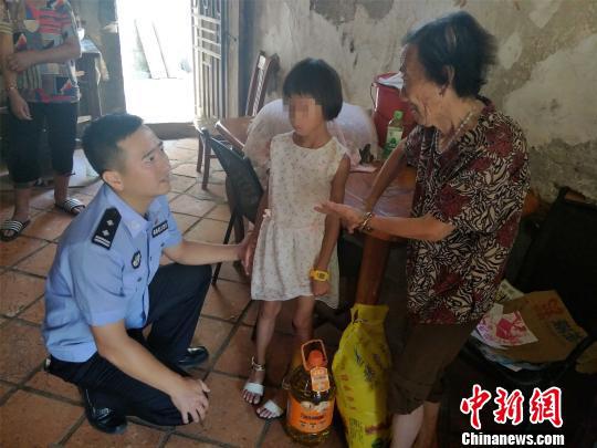 蔡海炳慰问辖区走失小孩家庭，他经常利用微博帮助他人寻人。钟欣摄