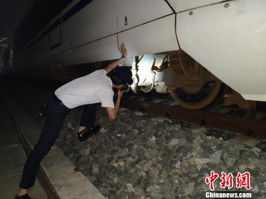 地震发生后，成渝高铁璧山站工作人员检查车辆设备。　钟欣 摄