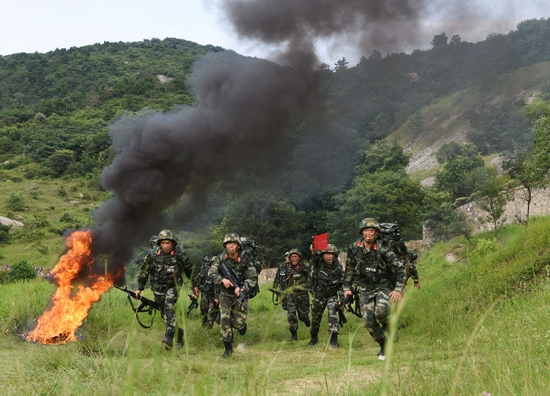 　武警合肥支队执勤六中队官兵在某山地开展班组战术演练。