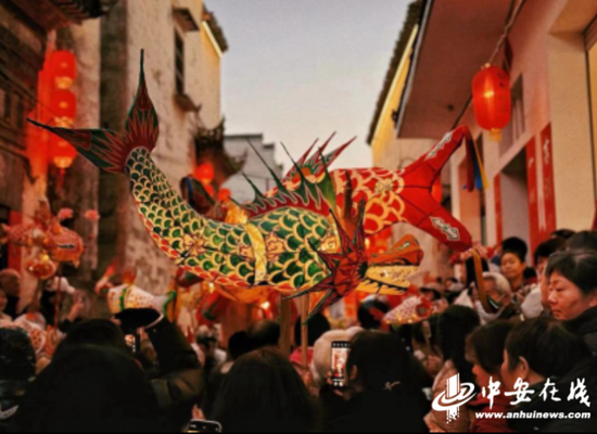 2024年春节期间,每天有上千名游客走进瞻淇村,观看鱼灯演出