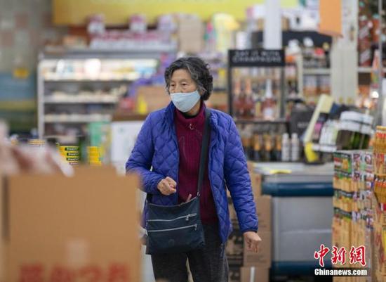 当地时间3月9日，一位女士戴口罩在美国旧金山湾区福斯特城一家超市购物。中新社记者 刘关关 摄