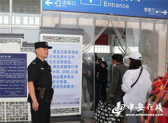 10月2日，李春宏在全椒火车站广场执勤。