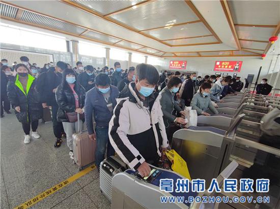 乘客在高铁站检票上车