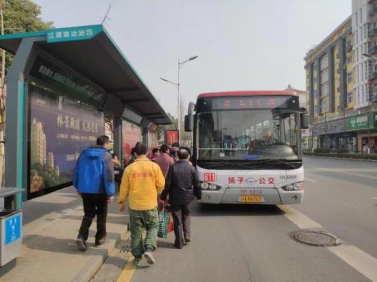乘客搭乘前往宁滁换乘中心的611路。任俊锰 摄