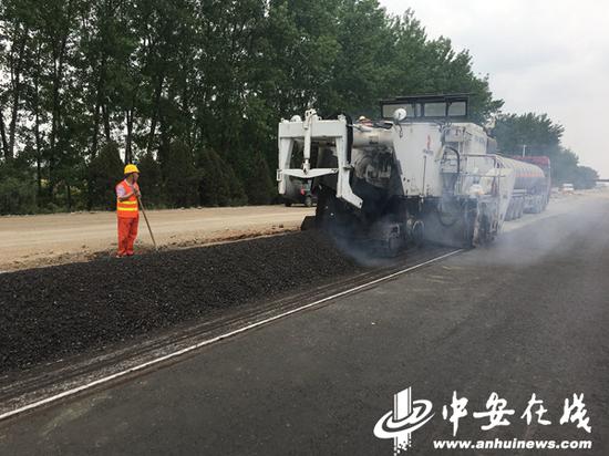 芜合高速建设者抢抓晴好天气展开路面施工