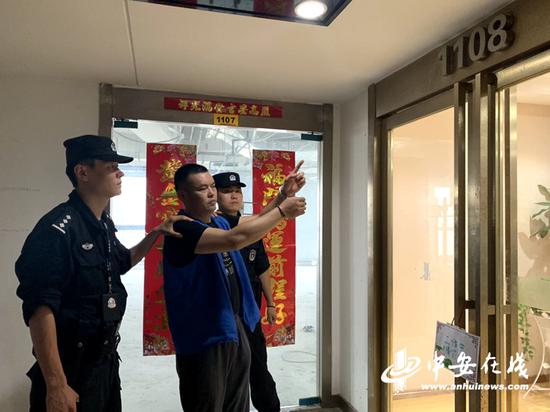 犯罪嫌疑人在指认现场