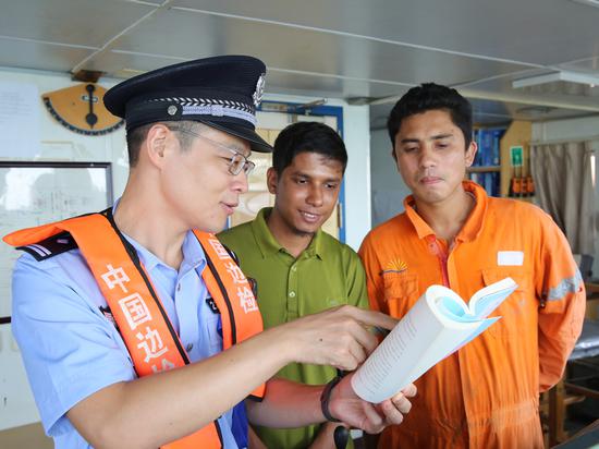 安徽马鞍山边检民警正在教船上的缅甸籍船员san htaywin古诗词